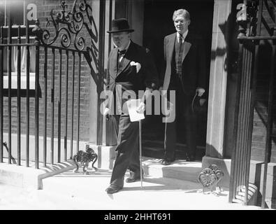 Der britische Premierminister Winston Churchill verlässt die Downing Street Nr. 10, um im Unterhaus eine Erklärung zur Kapitulation Frankreichs während des Zweiten Weltkriegs abzugeben. Seine Erklärung wurde als die schönste Stunde der Rede bezeichnet."Was General Weygand die Schlacht von Frankreich nannte, ist vorbei. Ich gehe davon aus, dass die Schlacht von Großbritannien bald beginnen wird. Nach diesem Kampf hängt das Überleben der christlichen Zivilisation ab. Davon hängt unser eigenes britisches Leben und die lange Kontinuität unserer Institutionen und unseres Imperium ab. Die ganze Wut und Macht des Feindes muss sehr bald auf uns gerichtet werden. Hitler weiß das Stockfoto