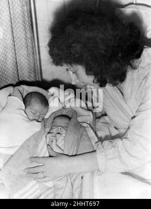 Die sieben Wochen alten Zwillinge Carol und Edna Bunn mit ihrer Mutter, nachdem sie von zu Hause aus bombardiert wurden. Ca. Dezember 1940. Stockfoto