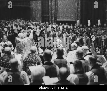 Cosmo Gordon lang, der Erzbischof von Canterbury, hat hier gesehen, wie er die Krone während der Krönungszeremonie in der Westminster Abbey am 12th. Mai 1937 auf das Haupt von König George VI. Legte Stockfoto