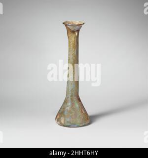 Parfümflasche aus Glas 2nd–3rd Jahrhundert n. Chr. römischer kleiner Kerzenständer unguentarium.Durchscheinendes blassblaugrün.Rand ausgeklappt, über und in; auffackelender Mund; schlanker, leicht konkaver zylindrischer Hals, mit unregelmäßigen Beulen von Werkzeugen um die Oberseite und horizontalen Einbuchtungen um die Unterseite; konischer Körper; eingeschoben unten, mit Spuren von kreisförmigen Pontil-Markierungen.intakt; Viele Nadelstich Blasen und Blasen Streifen; tiefe Lochfraß, taumeln, und brillant iriscence mit kleinen Flecken von dicken cremig braun, emailliert-wie Verwitterung.. Parfümflasche aus Glas 244630 Stockfoto