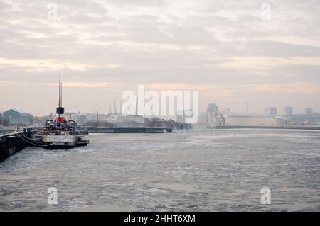 PS Waverley in der Abenddämmerung, der letzte seefahrende Raddampfer, erbaut 1946, liegt auf dem gefrorenen Fluss Clyde, wo sie für die Wintermonate angelegt ist. Der Fluss in Glasgow war so kalt, dass er im Januar 2010 überfroren war. Stockfoto