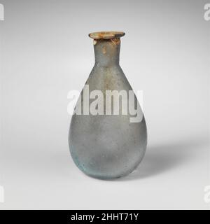 Parfümflasche aus Glas, 1st. Jahrhundert n. Chr., römisch, lichtdurchlässig, hellblau grün, schräg ausgeklappter Rand, über- und eingefaltet, leichte Verengung des Munds; kurzer zylindrischer Hals, nach unten verjüngend und mit leicht eingespitzter Einkerbung um den Boden; eiförmiger Körper; leicht konkav, bottom.Complete, jedoch mit Rissen im Rand, im Hals und im oberen Teil des Körpers; Nadelstich und ein paar größere Blasen; Lochfraß und Abstumpfen auf der Außenseite und Flecken von schillernder Verwitterung auf Rand und Innenraum. Parfümflasche aus Glas 244646 Stockfoto