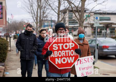 BLOOMINGTON, VEREINIGTE STAATEN - 2022/01/23: Während der Kundgebung für das Leben am 23. Januar 2022 in Bloomington, Ind. Indiana, ziehen Demonstranten gegen Abtreibungen vom Gerichtsgebäude des Monroe County um Planned Parenthood herum und zurück zum Gerichtsgebäude. Die Gesetzgeber in Indiana erwägen ein Gesetz, das es zu einem Verbrechen machen würde, eine Schwangere zu einer Abtreibung zu „zwingen“. Es wird erwartet, dass der Oberste Gerichtshof der Vereinigten Staaten auch Fälle hört, die Roe v.s. stürzen könnten Wade, ein Urteil aus dem Jahr 1973, das Abtreibung gemäß der US-Verfassung legal machte. Stockfoto