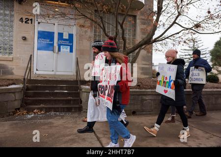 BLOOMINGTON, VEREINIGTE STAATEN - 2022/01/23: Anti-Abtreibungsgegner marschieren an der geplanten Elternschaft vorbei, während sie während der Kundgebung für das Leben am 23. Januar 2022 in Bloomington, Ind. Indiana Zeichen halten. Die Gesetzgeber erwägen ein Gesetz, das es zu einem Verbrechen machen würde, eine Schwangere zu einer Abtreibung zu „zwingen“. Es wird erwartet, dass der Oberste Gerichtshof der Vereinigten Staaten auch Fälle hört, die Roe v.s. stürzen könnten Wade, ein Urteil aus dem Jahr 1973, das Abtreibung gemäß der US-Verfassung legal machte. Stockfoto