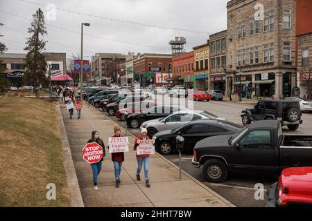 BLOOMINGTON, VEREINIGTE STAATEN - 2022/01/23: Während der Kundgebung für das Leben am 23. Januar 2022 in Bloomington, Ind. Indiana, ziehen Demonstranten gegen Abtreibungen vom Gerichtsgebäude des Monroe County um Planned Parenthood herum und zurück zum Gerichtsgebäude. Die Gesetzgeber in Indiana erwägen ein Gesetz, das es zu einem Verbrechen machen würde, eine Schwangere zu einer Abtreibung zu „zwingen“. Es wird erwartet, dass der Oberste Gerichtshof der Vereinigten Staaten auch Fälle hört, die Roe v.s. stürzen könnten Wade, ein Urteil aus dem Jahr 1973, das Abtreibung gemäß der US-Verfassung legal machte. Stockfoto