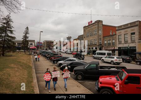 BLOOMINGTON, VEREINIGTE STAATEN - 2022/01/23: Während der Kundgebung für das Leben am 23. Januar 2022 in Bloomington, Ind. Indiana, ziehen Demonstranten gegen Abtreibungen vom Gerichtsgebäude des Monroe County um Planned Parenthood herum und zurück zum Gerichtsgebäude. Die Gesetzgeber in Indiana erwägen ein Gesetz, das es zu einem Verbrechen machen würde, eine Schwangere zu einer Abtreibung zu „zwingen“. Es wird erwartet, dass der Oberste Gerichtshof der Vereinigten Staaten auch Fälle hört, die Roe v.s. stürzen könnten Wade, ein Urteil aus dem Jahr 1973, das Abtreibung gemäß der US-Verfassung legal machte. Stockfoto