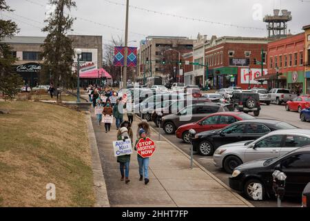 BLOOMINGTON, VEREINIGTE STAATEN - 2022/01/23: Während der Kundgebung für das Leben am 23. Januar 2022 in Bloomington, Ind. Indiana, ziehen Demonstranten gegen Abtreibungen vom Gerichtsgebäude des Monroe County um Planned Parenthood herum und zurück zum Gerichtsgebäude. Die Gesetzgeber in Indiana erwägen ein Gesetz, das es zu einem Verbrechen machen würde, eine Schwangere zu einer Abtreibung zu „zwingen“. Es wird erwartet, dass der Oberste Gerichtshof der Vereinigten Staaten auch Fälle hört, die Roe v.s. stürzen könnten Wade, ein Urteil aus dem Jahr 1973, das Abtreibung gemäß der US-Verfassung legal machte. Stockfoto