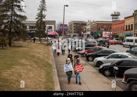 BLOOMINGTON, VEREINIGTE STAATEN - 2022/01/23: Während der Kundgebung für das Leben am 23. Januar 2022 in Bloomington, Ind. Indiana, ziehen Demonstranten gegen Abtreibungen vom Gerichtsgebäude des Monroe County um Planned Parenthood herum und zurück zum Gerichtsgebäude. Die Gesetzgeber in Indiana erwägen ein Gesetz, das es zu einem Verbrechen machen würde, eine Schwangere zu einer Abtreibung zu „zwingen“. Es wird erwartet, dass der Oberste Gerichtshof der Vereinigten Staaten auch Fälle hört, die Roe v.s. stürzen könnten Wade, ein Urteil aus dem Jahr 1973, das Abtreibung gemäß der US-Verfassung legal machte. Stockfoto