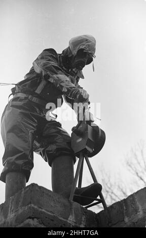 Kriegsvorbereitungen. ARP-Aufseher betreibt die Luftschutzsirene während einer zivilen Verteidigung-Gasangriffsübung in Kingston. Juni 1938. Die Kleidung, die in diesem Bild getragen wurde, entwickelte sich zu den NBC-Anzügen, die heute von der britischen Armee verwendet wurden. Stockfoto