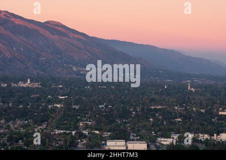 Aus der Vogelperspektive auf die Stadt Altadena und die San Gabriel Mountains mit Blick nach Nordosten. Stockfoto