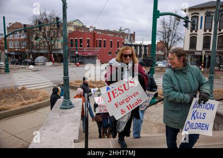 BLOOMINGTON, VEREINIGTE STAATEN - 2022/01/23: Während der Kundgebung für das Leben am 23. Januar 2022 in Bloomington, Ind. Indiana, ziehen Demonstranten gegen Abtreibungen vom Gerichtsgebäude des Monroe County um Planned Parenthood herum und zurück zum Gerichtsgebäude. Die Gesetzgeber in Indiana erwägen ein Gesetz, das es zu einem Verbrechen machen würde, eine Schwangere zu einer Abtreibung zu „zwingen“. Es wird erwartet, dass der Oberste Gerichtshof der Vereinigten Staaten auch Fälle hört, die Roe v.s. stürzen könnten Wade, ein Urteil aus dem Jahr 1973, das Abtreibung gemäß der US-Verfassung legal machte. Stockfoto