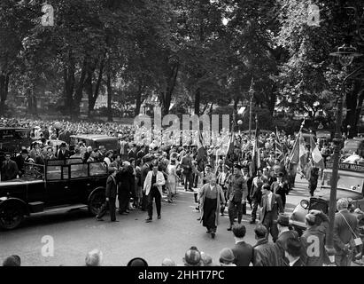 Am 3rd. September 1939 versammelten sich große Menschenmengen vor der französischen Botschaft, als die Null-Stunde 11am näherte, was die Frist für das Ultimatum an Deutschland war. Premierminister Neville Chamberlain gab bekannt, dass Großbritannien Deutschland nach der Nazi-Invasion in Polen den Krieg erklärt habe. Unser Bild zeigt: Französische Staatsbürger marschieren kurz nach der Kriegserklärung zur Unterstützung der Alliierten Stockfoto