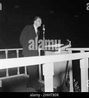 Der amerikanische Evangelist Billy Graham spricht in der Harringay Arena im Norden Londons mit der Menge. 27th. Februar 1954. Stockfoto