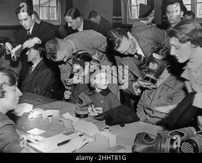 Krise In Tschechien Und Der Slowakei (13.-29. September 1938) A.R.P. Maßnahmen, die in Liverpool getroffen wurden, als die Öffentlichkeit hier ihre Gasmasken an einer unbenannten Schule erhielt 27th. September 1938 Stockfoto