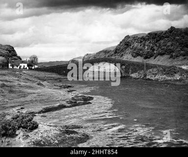 Die Clachan Bridge, die die Insel Seil mit dem schottischen Festland verbindet. Er wurde 1792 von Thomas Telford entworfen und ist die einzige Struktur seiner Art, um atlantisches Wasser zu überqueren. Argyll, Schottland, Juni 1952. Stockfoto