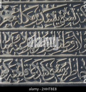 Inschrift in arabischer Kalligraphie auf weißem Stein in Istanbul geschnitzt Stockfoto