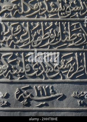 Inschrift in arabischer Kalligraphie auf weißem Stein in Istanbul geschnitzt Stockfoto