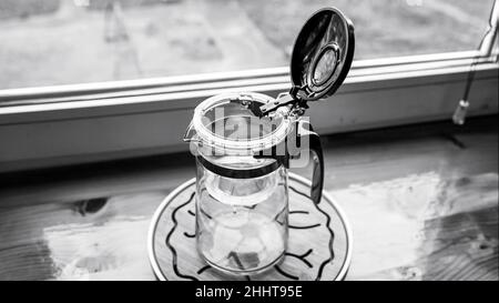 Teekannen aus Kunststoff-Glas mit Knopf und Tee-Brühkolben mit offenem Deckel Stockfoto