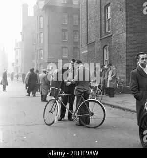 Cycles zum Verkauf auf dem Flohmarkt in Club Row, Bethnal Green, E1 London 1st. März 1955 Stockfoto