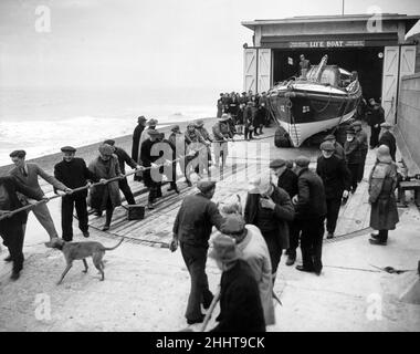 Rettungsbootleute aus Sheringham, Norfolk, stehen während operationeller Flüge über die Nordsee zur Rettung von Flugzeugern zur Seite, die auf dem Weg zu oder von Auslandsmissionen ins Meer gefallen sein könnten, am 12th. Januar 1944. Stockfoto