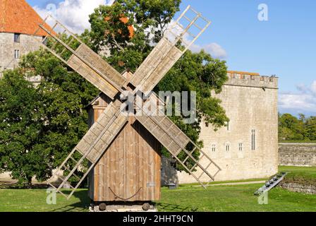 Windmühle in der Nähe der Burg Saaremaa in Estland. Stockfoto