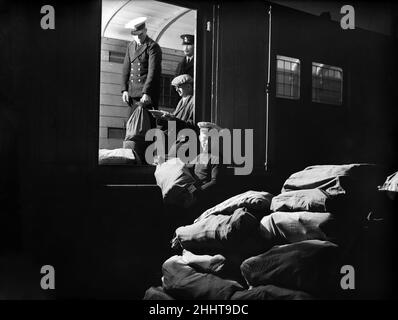 Bilderserien für Daily Herald zeigen den Flug nach Australien. 26th. Juni 1938Imperial Mitarbeiter von Airways laden Postsäcke aus dem Nachtzug nach Australien