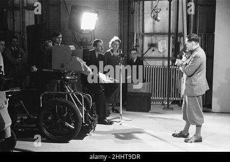 Picture Page Fernsehzeitschrift, die hier von den BBC-Studios im Alexandra Palace ausgestrahlt wird. Januar 1939. Unser Bild zeigt: Moderatorin Leslie Mitchell aus der Kamera gesehen, die hier einen der Gäste im Studio interviewte. Stockfoto