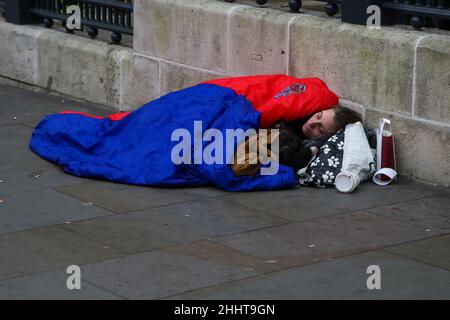 London, Großbritannien. 25th Januar 2022. Eine Obdachlose, die auf einem Bürgersteig im Zentrum von London schläft. (Bild: © Dinendra Haria/SOPA Images via ZUMA Press Wire) Stockfoto