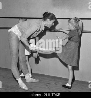 Babyunterricht und Kleinkinder, die ihren Ballettunterricht an der Rambert School im Mercury Theater, Notting Hill Gate, haben. Die Lehrer für die Babyklassen sind ältere Schüler, während die weiterführenden Junior-Klassen von einem erfahrenen Ballettlehrer, 15th. Januar 1954, besucht werden Stockfoto