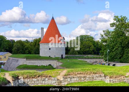 Schloss auf der Insel Saremaa. Wunderschöne Natur, blauer Himmel Stockfoto