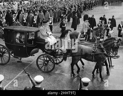 Der Premierminister des Vereinigten Königreichs, die RT. Hon. Winston Churchill und seine Frau Clementine, hier in der Hauptkutsche der Beförderung von Premierministern gesehen, die den Buckingham Palace zur Krönung von Königin Elizabeth II. In Westminster Abbey am 2nd. Juni 1953 verlassen haben Stockfoto