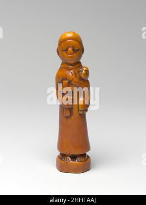 Figur: Hl. Antonius (Toni Malau) 18th. Jahrhundert Kongo-Völker dieser kleine Elfenbeinanhänger des hl. Antonius von Padua mit dem Jesuskind spielt proportional, um Aspekte seiner winzigen Komposition hervorzuheben. Der Kopf des heiligen ist im Verhältnis zu seinem Körper überdimensioniert und bietet eine weitläufige Oberfläche für seine einfach eingeschnittenen Gesichtszüge. Die Augen sind umgekehrte Halbmonde, die Nase ein Trapez und der Mund eine kaum sichtbare Linie, die über dem gekrümmten Kinn zerkratzt ist. Insgesamt ist sein Eindruck meditativ, im Gegensatz zum wachen, offenen Blick des Christkindes, der seinen Arm nach e ausstreckt Stockfoto