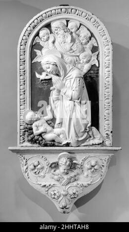 Jungfrau, die das Christkind nach 1479 anbeten Workshop von Andrea della Robbia Italienisch Dies ist eine von mehreren Varianten, die sich aus dem sogenannten La Verna-Altarbild ergeben, das Andrea del Robbia 1479 für die Brizi-Kapelle in der Chiesa Maggiore in La Verna hingerichtet hat. Siehe auch 65.181.23 und 39.186.2. Jungfrau, die das Christkind anbeten. Workshop von Andrea della Robbia (Italienisch, 1435–1525). Italienisch, Florenz. Nach 1479. Glasierte Terrakotta. Skulptur Stockfoto