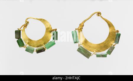 Gold und Variszit Ohrring (einer von einem Paar) 2nd Jahrhundert A.D. Roman, zypriotisch Paar Ohrringe mit grünen Perlen aus einer Art von Chalcedon bekannt als Variszit, befestigt durch Drahtschlaufen.. Gold- und Variszit-Ohrring (ein Paar) 243324 Stockfoto