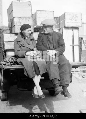 Dreharbeiten zu Pygmalion, Regie: Anthony Asquith und Leslie Howard, in den Pinewood Studios, London, England, 20th. März 1938. Unser Bild zeigt, Covent Garden Workers, die in Pygmalion auftreten, abgebildet am Set. Stockfoto