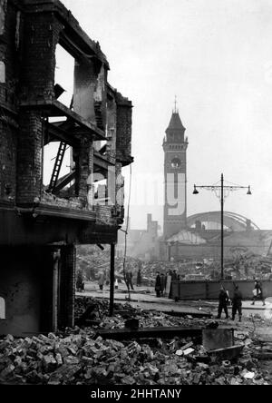 Broadgate, Coventry, kurz nach dem Blitz vom November 14th 1940. Rechts vom Bild sehen Sie die Marktuhr, die intakt gelassen, aber später abgerissen und ersetzt wurde, als 1958,1940 der neue kreisförmige Coventry Retail Market auf einem neuen Standort errichtet wurde Stockfoto