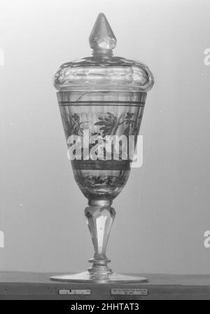 Standbecher mit Deckel ca. 1730 Böhmisch. Stehende Tasse mit Deckel. Böhmisch. Ca. 1730. Zwischengold Glas. Glas Stockfoto