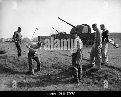 Anti Aircraft Defences, Birmingham, 10th. Mai 1941.zwei Luftangriffe im Weltkrieg, Birmingham. Soldaten finden Zeit für eine Pause und ein Golfspiel. Stockfoto