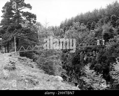 Hängebrücke über die Wasserfälle von Measach, Droma River, Ross und Cromarty, Highlands, Schottland. 23rd. August 1951. Stockfoto