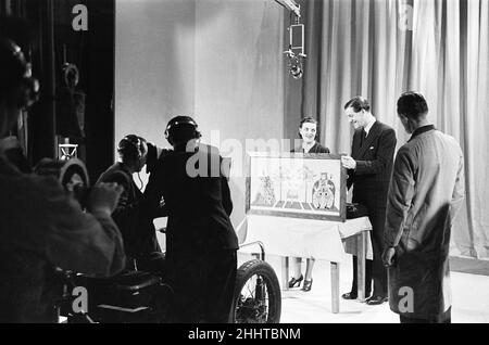 Picture Page Fernsehzeitschrift, die hier von den BBC-Studios im Alexandra Palace ausgestrahlt wird. Januar 1939. Unser Bild zeigt: Moderatorin Leslie Mitchell hat hier einen der Gäste im Studio interviewiert Stockfoto