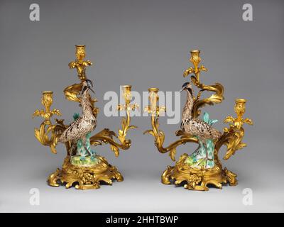 Drei-Licht-Kerzenleuchter (Candélabre oder girandole) (einer von einem Paar) ca. 1750 Modell für Rohrdommel Johann Joachim Kändler zugeschrieben Deutsch als Bildhauer ausgebildet, trat Johann Joachim Kändler 1731 als Modellbauer in die Porzellanmanufaktur in Meissen bei Dresden ein. Als produktiver und talentierter Künstler lieferte Kändler die Werkstätten mit zahlreichen Modellen, von kleinen Figurengruppen über Tischservice bis hin zu dekorativen Waren. Zu seinen bekanntesten Leistungen zählten die Tierfiguren, die er auf Geheiß des starken Kurfürsten von Sachsen (1670–1) für das Japanische Schloss in Dresden schuf Stockfoto