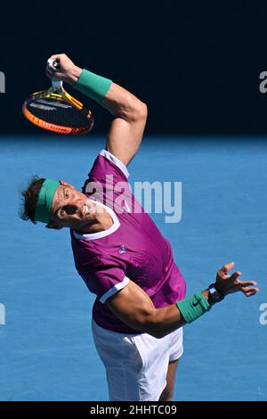 Melbourne, Australien. 26th Januar 2022. RAFAEL NADAL (ESP) aus dem Jahr 6th in der Margaret Court Arena in einem Viertelfinale der Männer gegen DENIS SHAPOVALOV (CAN) aus dem Jahr 14th in Aktion am 9. Tag der Australian Open 2022 in Melbourne, Australien. Sydney Low/Cal Sport Media. NADAL gewann 6:3, 6:4, 4:6, 3:6, 6:3. Kredit: csm/Alamy Live Nachrichten Stockfoto
