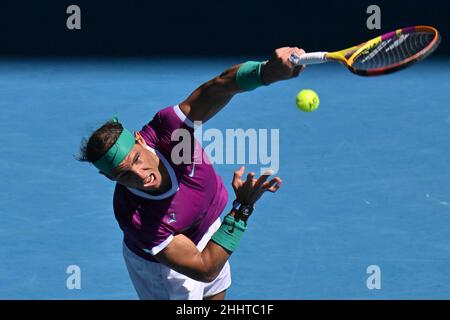 Melbourne, Australien. 26th Januar 2022. RAFAEL NADAL (ESP) aus dem Jahr 6th in der Margaret Court Arena in einem Viertelfinale der Männer gegen DENIS SHAPOVALOV (CAN) aus dem Jahr 14th in Aktion am 9. Tag der Australian Open 2022 in Melbourne, Australien. Sydney Low/Cal Sport Media. NADAL gewann 6:3, 6:4, 4:6, 3:6, 6:3. Kredit: csm/Alamy Live Nachrichten Stockfoto