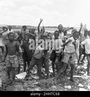 Kinder aus den Townships Langa und Windermere sahen hier, wie sie die Müllkippe von Orlando in der Nähe von Kapstadt durchdrangen. 4th. Februar 1955 Stockfoto