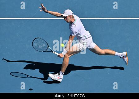 Melbourne, Australien. 26th Januar 2022. DENIS SHAPOVALOV (CAN) aus dem Jahr 14th in der Margaret Court Arena in einem Viertelfinalspiel der Herren im Einzel am 10. Tag der Australian Open 2022 in Melbourne, Australien, gegen RAFAEL NADAL (ESP) aus dem Jahr 6th in Aktion. Sydney Low/Cal Sport Media. NADAL gewann 6:3, 6:4, 4:6, 3:6, 6:3. Kredit: csm/Alamy Live Nachrichten Stockfoto