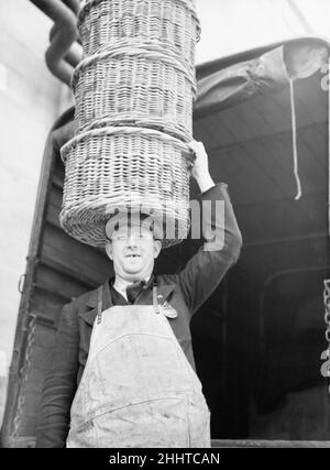 Dreharbeiten zu Pygmalion, Regie: Anthony Asquith und Leslie Howard, in den Pinewood Studios, London, England, 20th. März 1938. Unser Bild zeigt, Covent Garden Workers, die in Pygmalion auftreten, abgebildet am Set. Stockfoto