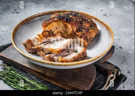 Filipino marinierten Schweinebauch mit Kruste in einem Teller. Grauer Hintergrund. Draufsicht Stockfoto