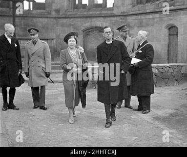 Seine Majestät König George VI. Und Königin Elizabeth inspizieren den Schaden in der Stadt Coventry nach einem deutschen Luftangriff. 26th. Februar 1942. Stockfoto