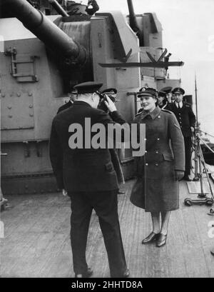 Winston Churchills Besuch in Amerika; Aufgenommen im Hafen von Embarkation an Bord der HMS Duke of York. Im Hafen von Embarkation. Vor dem Segeltörn der HMS Duke of York, dem Schlachtschiff, in dem er nach Amerika fuhr, wurde Churchill von seiner jüngsten Tochter Mary, einem N.C.O. in der A.T.S., gesehen Winston churchill gab den Gruß seiner Tochter Mary zurück, als sie ihrem Vater „au revoir“ und Gottes Geschwindigkeit wünschte, bevor sie das ausscheidende Schlachtschiff verließ. 27th. Januar 1942 Stockfoto