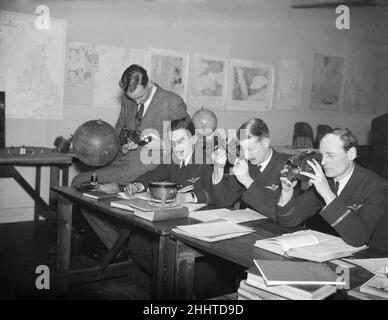 Hier gesehene kommerzielle Piloten kehren zur Flugschule am Flughafen Croydon zurück, um die Navigation zu studieren. 15th. Dezember 1937 Stockfoto